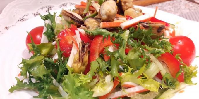Yengeç sopa, midye, lahana, biber ve soya sosu ile Salata