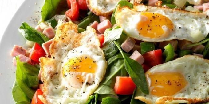 Kızarmış yumurta, ıspanak, jambon ve domates salatası