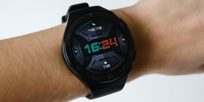 Eldeki Huawei Watch GT 2e