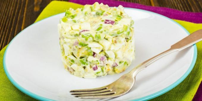 Avokado, yumurta ve mor soğan salatası