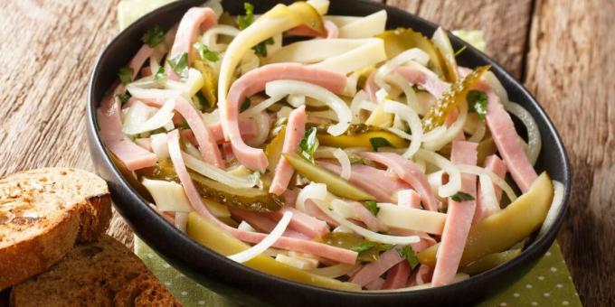 Sosis ve salatalık turşusu salatası
