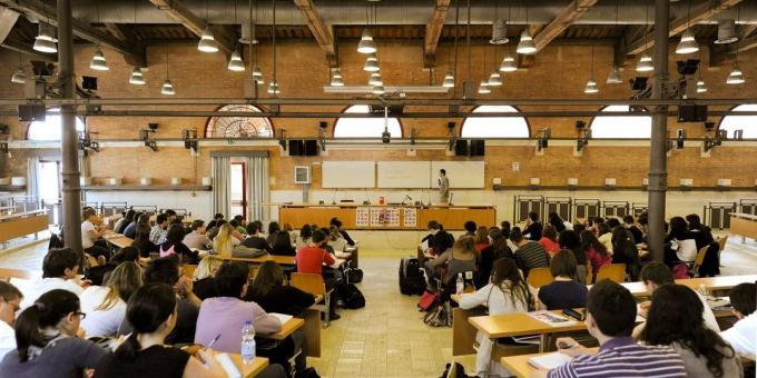 İtalya'da Yüksek eğitim: Öğrencilerin çoğu disiplinler onlar sınavlara hazır olduklarında karar özgürdürler seçim