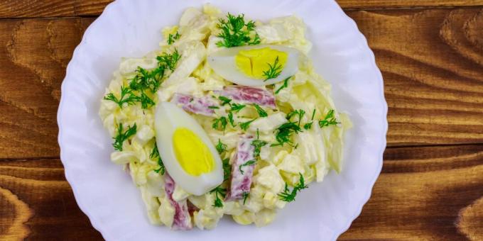 Tütsülenmiş sosis, yumurta ve lahana salatası: basit bir tarif