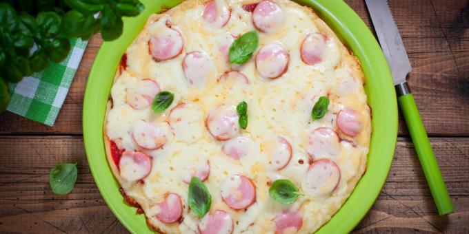 Bir tavada sosisli tembel pizza