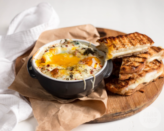 Tost ile ısırık veya kremalı bir çekirdeğe batırılmış yumurta yiyebilirsiniz.