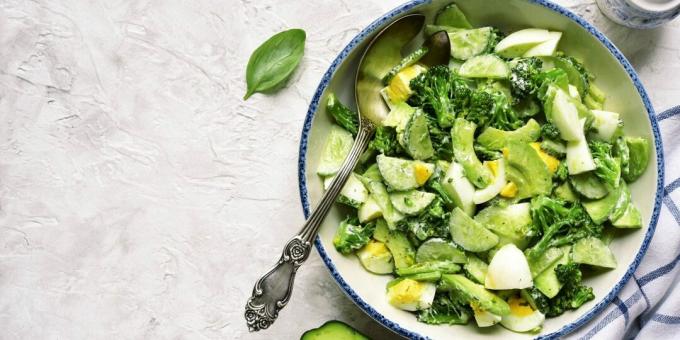 Brokoli, yumurta ve avokado salatası