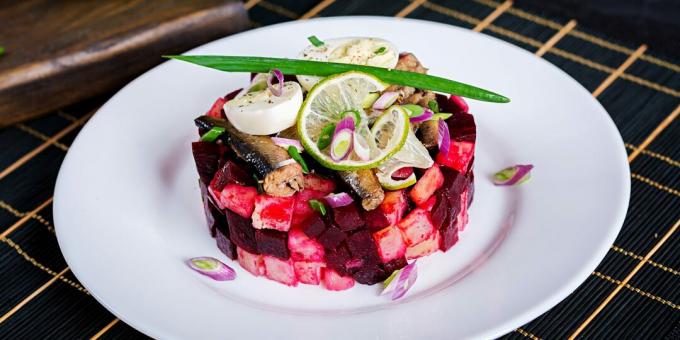 Konserve balık, pancar ve havuçlu salata: basit bir tarif 
