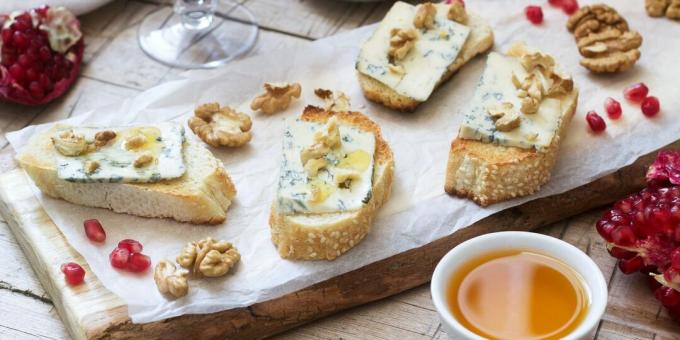 Mavi peynir, fındık ve bal ile Bruschetta