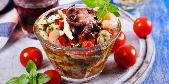Deniz ürünleri ve sebze salatası