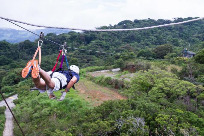 Nerede bir tatil için gitmek: ziplayn Kosta Rika orman üzerinde