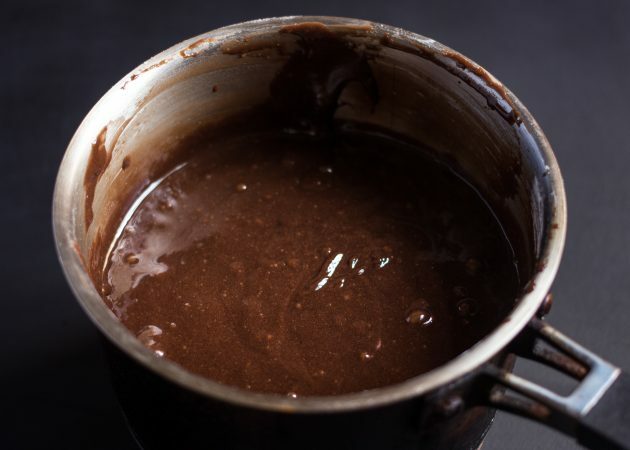 çikolatalı kek tarifi: hamuru çok uzun süre yoğurmayın
