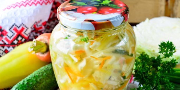 havuç, salatalık, biber ve otlar ile Lahana salatası: kış için lahana Salatalar