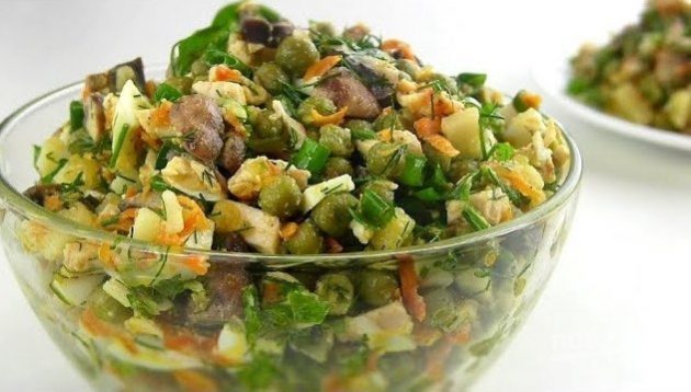 yeşil bezelye, tavuk, mantar ve patates ile salata