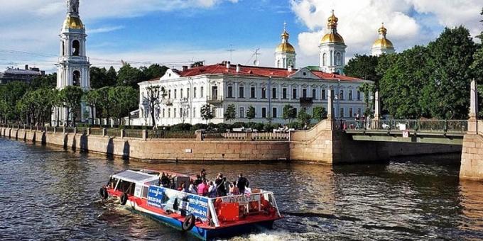 St.Petersburg nehirleri ve kanalları boyunca tekne gezileri