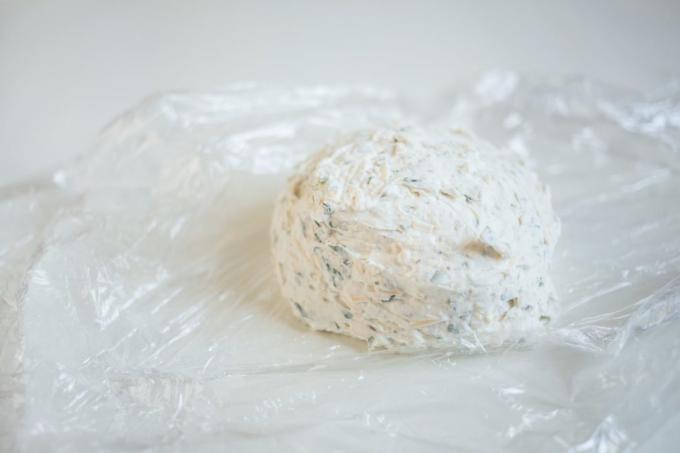 Peynir meze: plastik film sarma