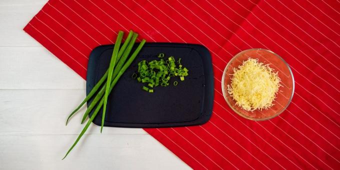 tavuk ve mantar ile Kiş tarifi: peynir ve yeşillik hazırlayın