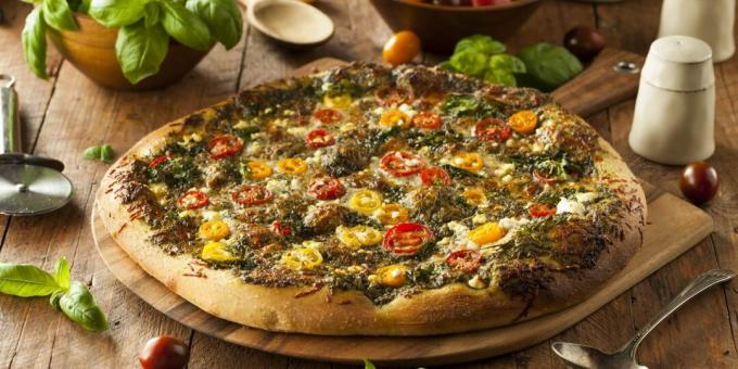 Peynir, domates ve pesto soslu pizza