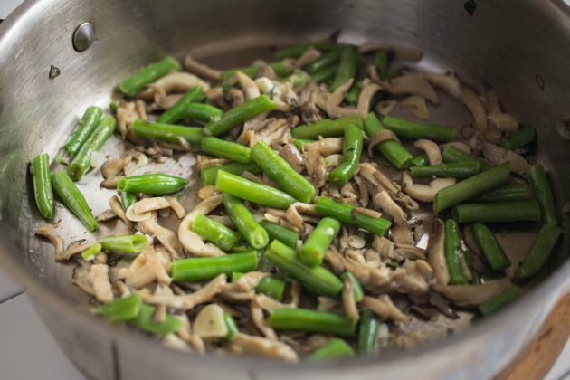 Karabuğday Sebzeli Erişte Tarifi: Doğranmış mantarları dondurulmuş fasulye ile kızartın