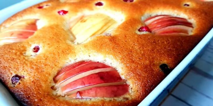 elma suyu üzerinde elma etsiz pasta