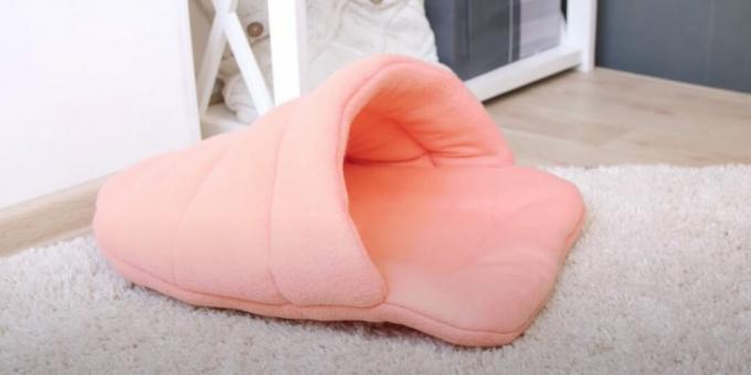 Bir kedi için terlik şeklindeki kumaş yatak nasıl dikilir