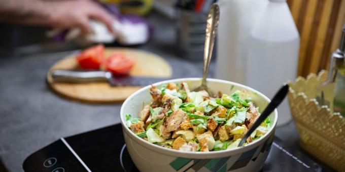 Tavuk, salatalık, kereviz ve krutonlu salata