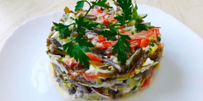 Tarifler: somon, yumurta ve salatalık ile Yabani lahana salatası