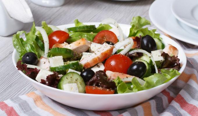 Yunan tavuk salatası