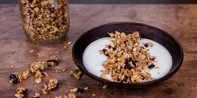 Kızılcık ve tohumlarla kızartma tavasında ultra hızlı granola