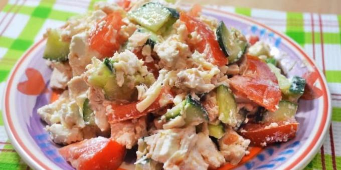 mayonez olmadan Salatalar: tavuk, beyaz peynir, domates ve salatalık ile Salatası
