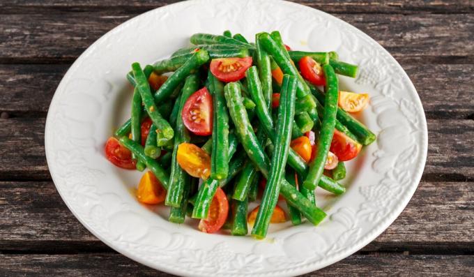 Yeşil fasulye, domates ve aromatik otlar ile salata