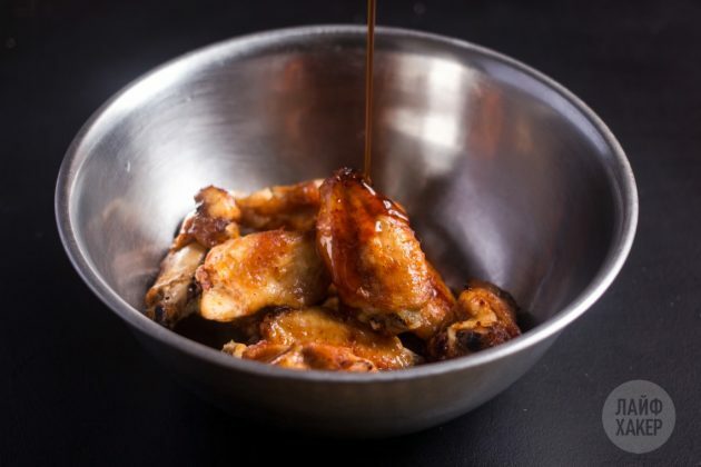 Fırında çıtır kanatlar nasıl pişirilir: kremayı etin üzerine dökün ve karıştırın