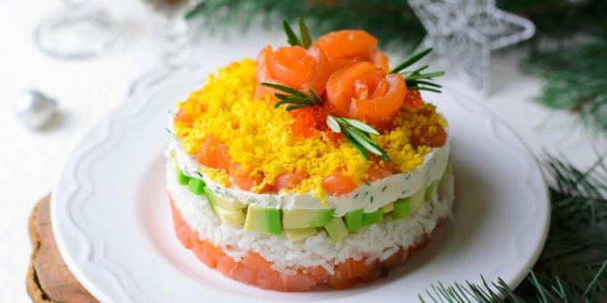 Kırmızı balık ve pilav ile katmanlı salata