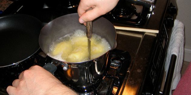 patates püresi tarifi: bıçak kontrol etmek patates istekli