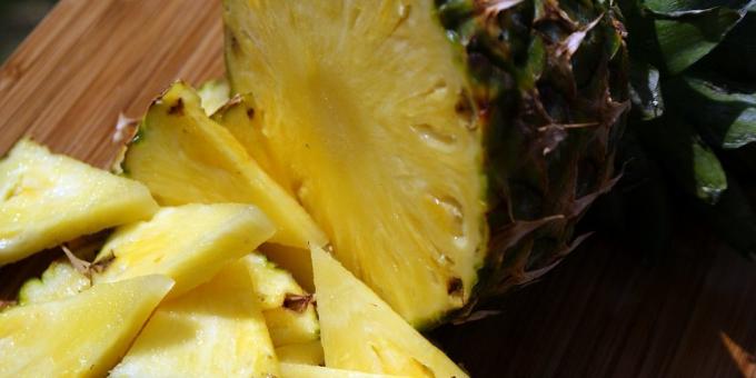 Faydalı meyve ve çilek ananas