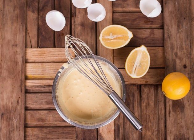 İtalyan fındıklı kek yapmak için şekeri ve yumurta sarılarını çırpın