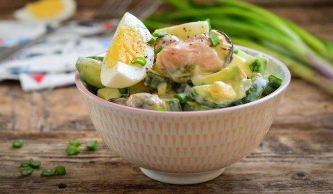 Midye, salatalık ve yumurta salatası