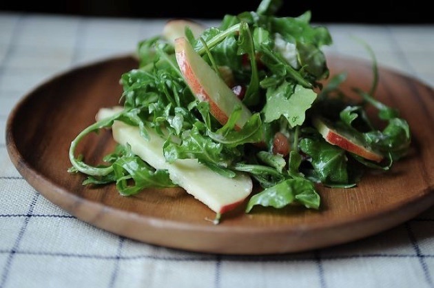 elma, roka ve keçi peyniri ile Vitamini salatası