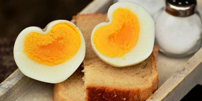 lezzetli ve ucuz - ekşi krema ve ekmek ile haşlanmış yumurta