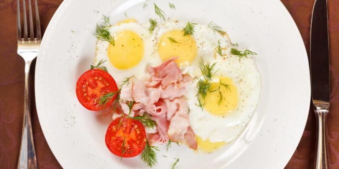 soğan, peynir ve otlar ile Kızarmış yumurta: Kolay tarifi