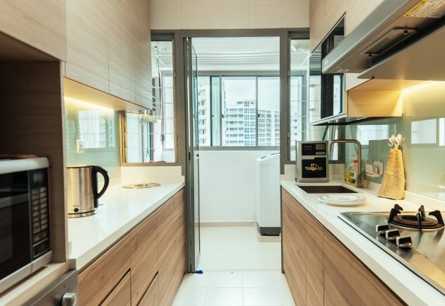 Küçük mutfak tasarımı: parlak aynalar ve mobilya
