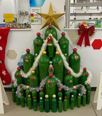 Gaz tüplerinden Noel ağacı