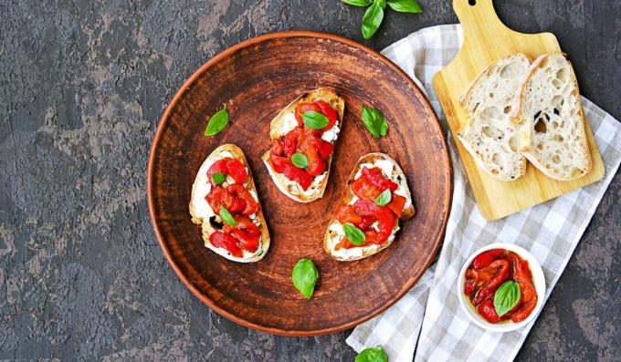 Bruschetta peynirli ve pişmiş biberli