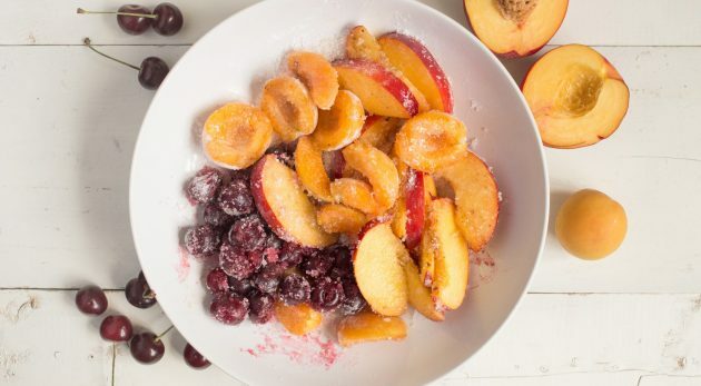 Çilek ve meyveli bisküviyi zımparalayın: meyveleri ve meyveleri şeker ve nişasta ile kaplayın