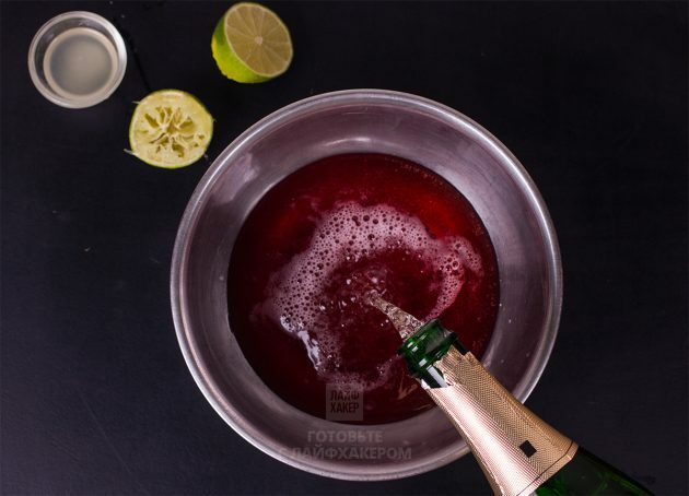 Şampanya Biberiye Nar Kokteyli: Nar suyu ve şampanya içerisine dökün
