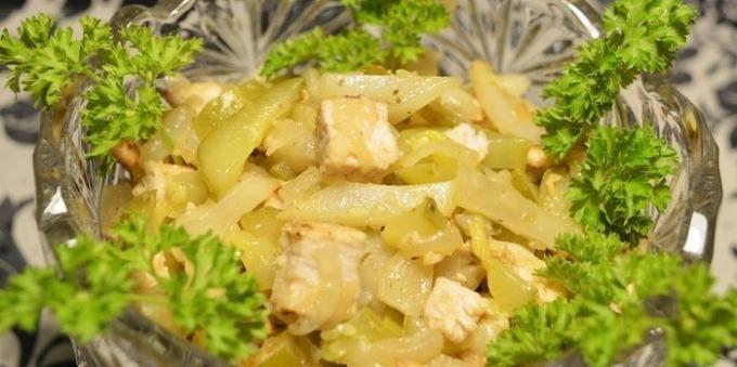 Enginar tarifleri: elması, tavuk ve turşu salatalık Sıcak salata