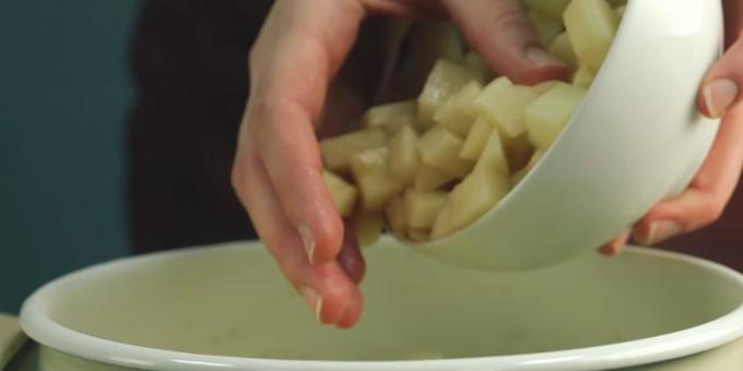çorba pişirmek için: rendelenmiş veya doğranmış patatesleri ekleyin