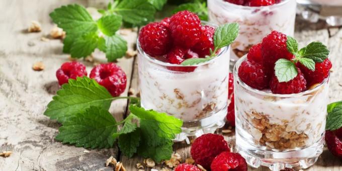 egzersiz öncesi ne yemek: meyveler ve yoğurt ile granola