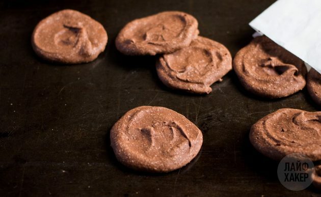 Çikolatalı kurabiyeleri pişirdikten sonra soğutun, ardından parşömenden çıkarın