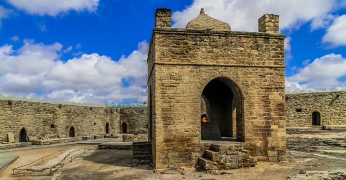 Azerbaycan Ateshgah tapınakta dinlendirin