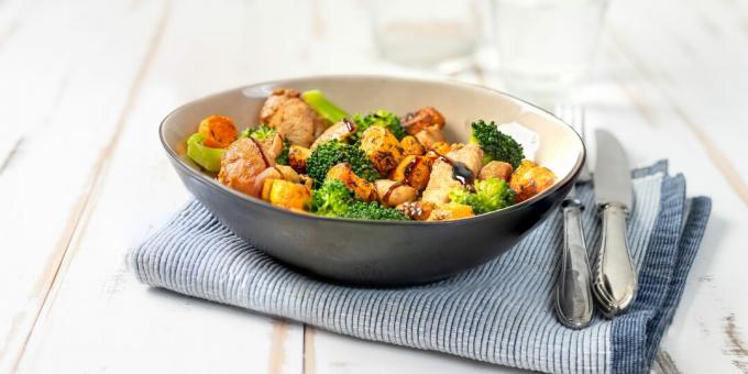 Tavuk, brokoli ve zeytinli baharatlı salata